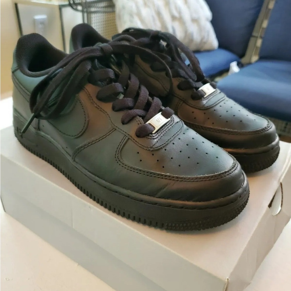 Size 7Y woman’s size 8.5